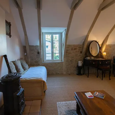 לינה וארוחת בוקר Le Clos Du Barry 3*
